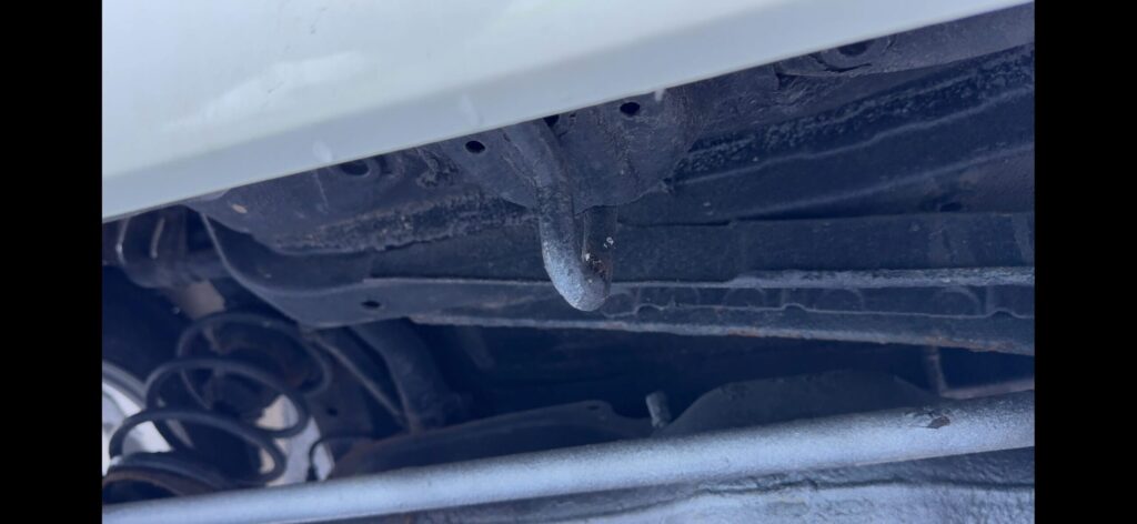 【写真解説③】車体下のループ状フック1