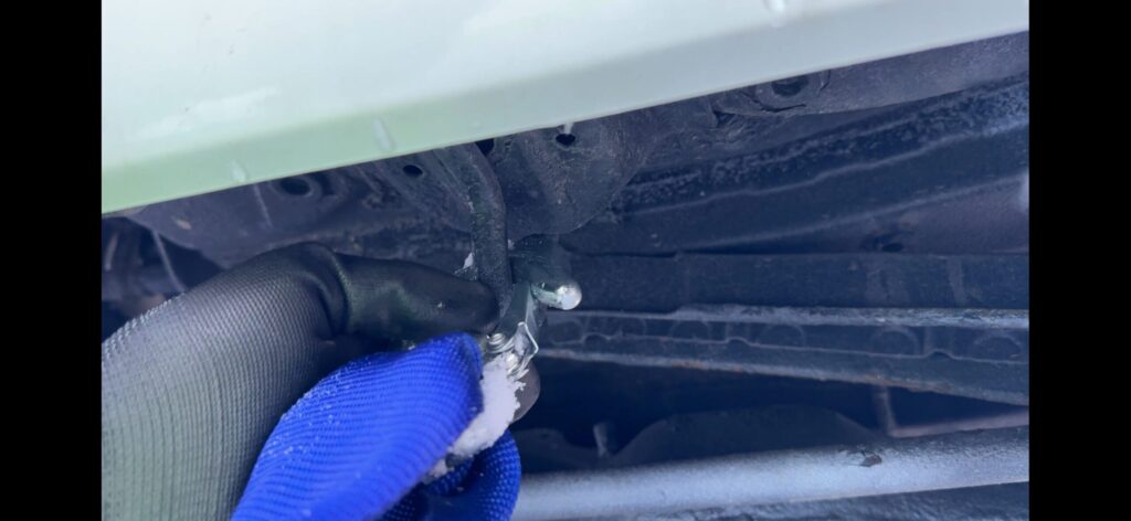 【写真解説③】車体下のループ状フック2