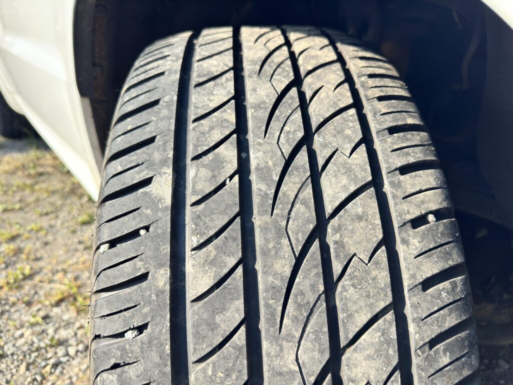 タイヤの溝は内側・中央・外側を見比べる