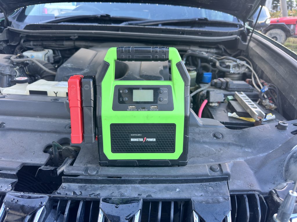 今回使用する車両とジャンプスターターを並べた全体写真