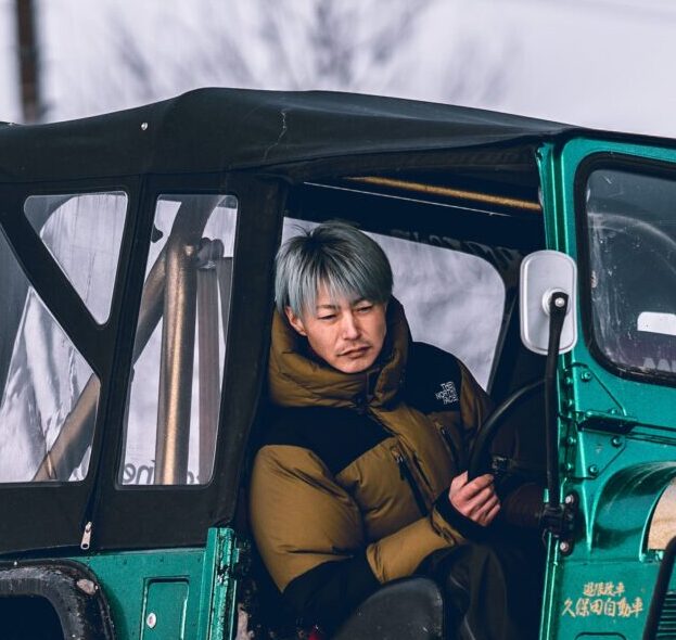 フィールドで走る4WD車両