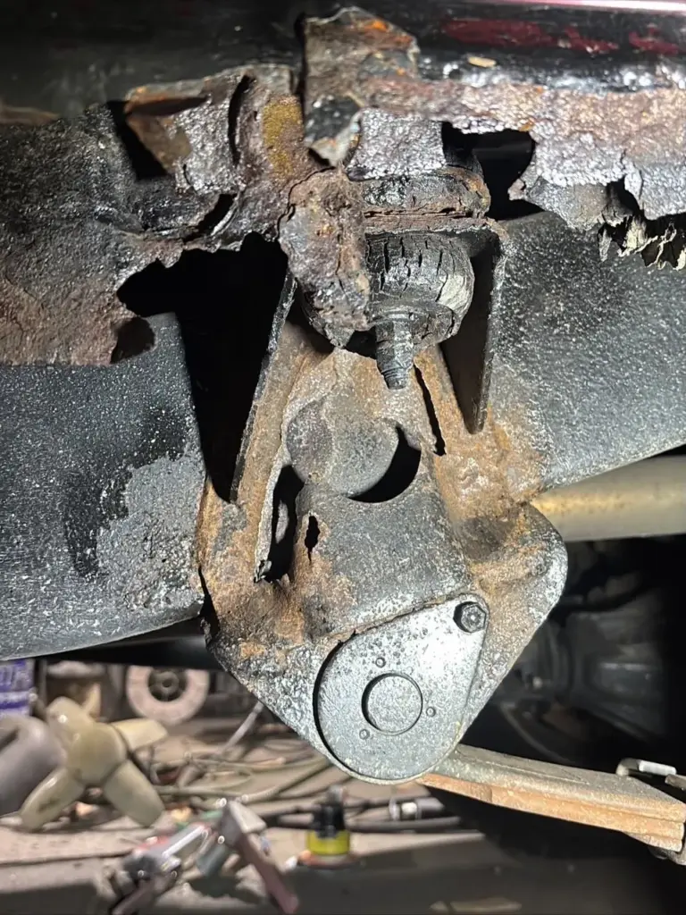 ランクル リーフスプリングのピボット側溶接修理1