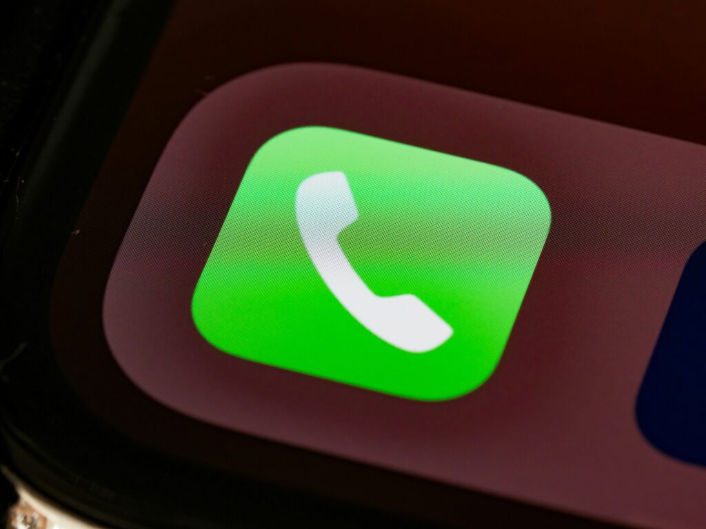 自力脱出が難しい場合は「公的・保険サービス」に連絡しよう