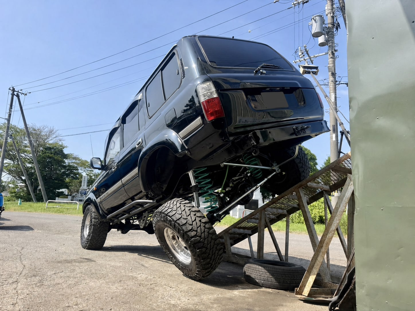 片輪を持ち上げた5リンク車の後方写真
