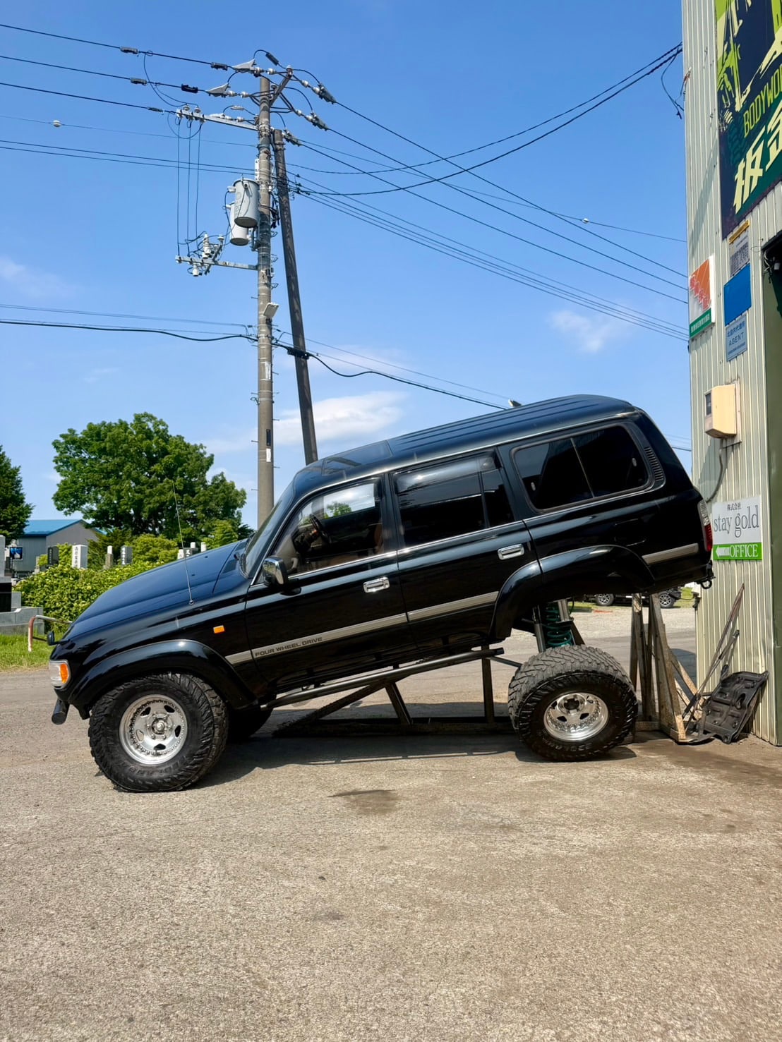 リフトアップした5リンク車の側面