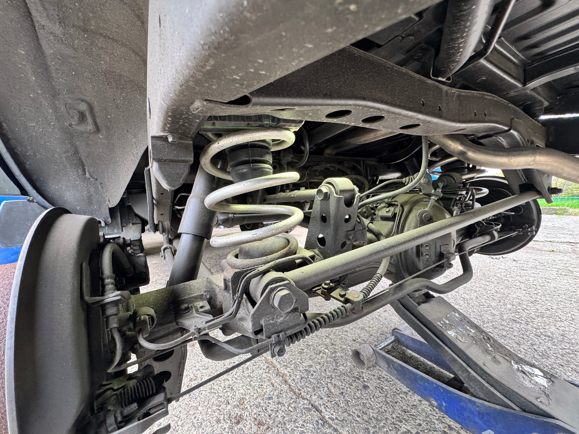 5リンク車のリアサスペンションを斜めから見た写真